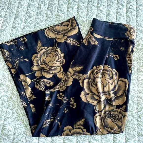 Osklen Floral SET Asymmetrical Hem
Short Sleeve Top & WIDE floral pants-pockets - Picture 6 of 6